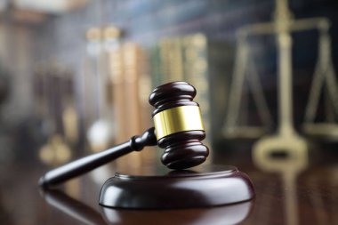 Hukuk kavramı arka plan. Hakimin tokadı, Themis heykeli ve yasal kitaplar ve gri arka plan daki saat glaları.