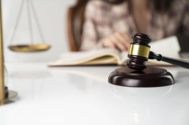 Hukuk kavramı arka plan. Hakimin tokadı, Themis heykeli ve yasal kitaplar ve gri arka plan daki saat glaları.