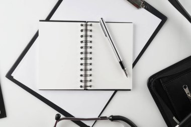 Tıp hukuku kavramı. Wihte masada gavel ve stetoskop.