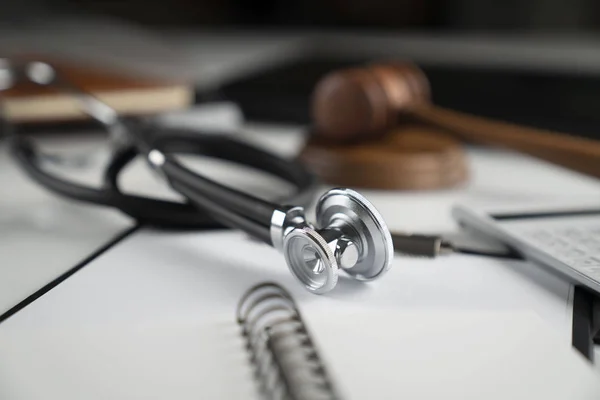 Koncepcja Prawa Medycznego Gavel Stetoskop Stole Wihte — Zdjęcie stockowe