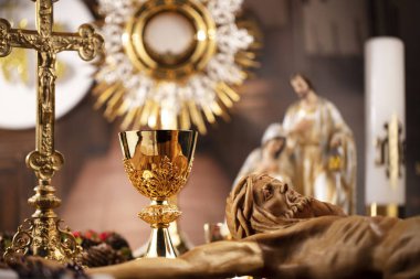 Roma Katolik Kilisesi teması. Haç, Kutsal İncil, Monstrance, rustik ahşap masada tespih ve altın kadeh.