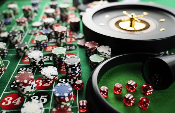 卡西诺主题 轮盘赌 红黑相间的数字 背景芯片堆栈 — 图库照片