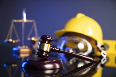 Ahşap yargıç tokmağı ve arka planda inşaat araçları