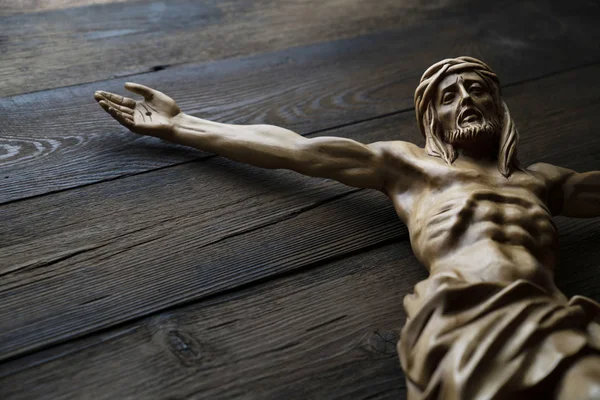 耶稣基督被钉在木制背景上 — 图库照片