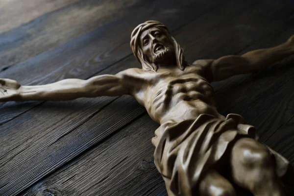 木製の背景にイエス キリストの十字架刑 — ストック写真