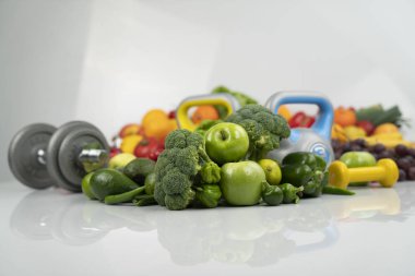 Taze sebzeler ve meyveler, spor ve sağlıklı yaşam konseptine yakın çekim