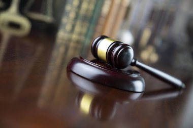  Yargıç Tokmak, ölçekler mahkemede adalet ve hukuk kitapları