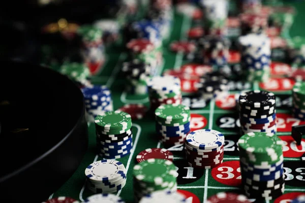 绿色手感扑克桌上堆放的赌场筹码 — 图库照片
