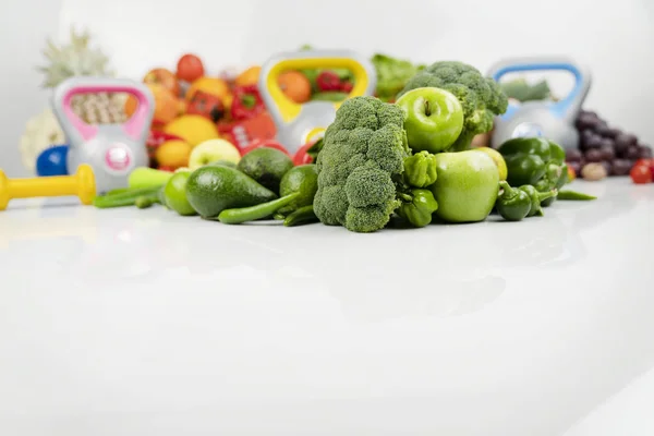新鮮な野菜や果物スポーツや健康的な生活の概念について詳しく見てみましょう — ストック写真