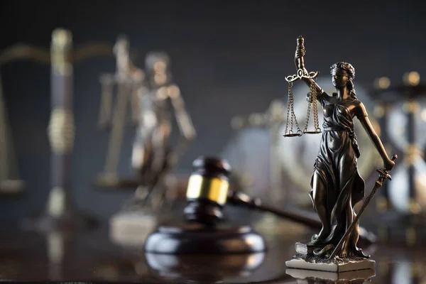 Lady Justice Met Weegschaal Rechter Hamer Symbolen Van Het Recht — Stockfoto