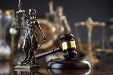 Bayan Adalet terazisi ve yargıç tokmağı, hukuk sembolleri.