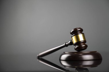 Kahverengi tokmak camsı masada yansımalı, gri arkaplanda izole.