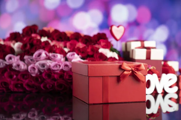 Conceito Dia Dos Namorados Presentes Caixas Corações Vermelhos Grande Buquê — Fotografia de Stock