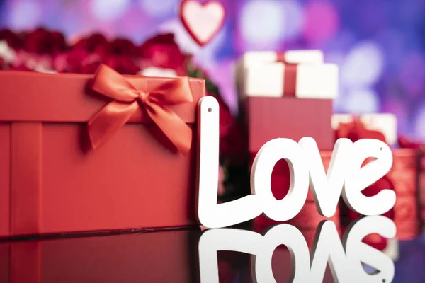 Conceito Dia Dos Namorados Presentes Caixas Corações Vermelhos Grande Buquê — Fotografia de Stock