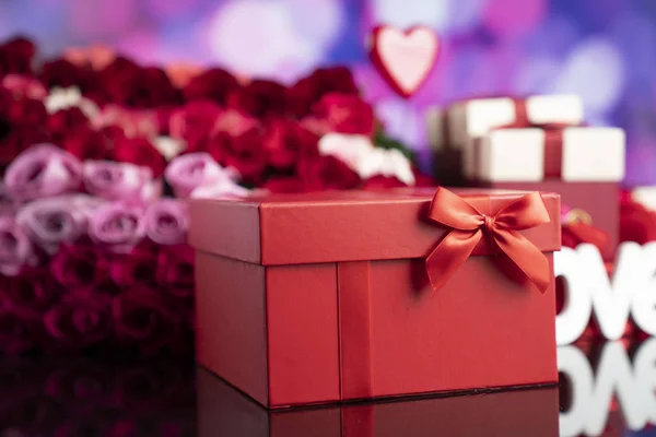 Concepto San Valentín Regalos Cajas Corazones Rojos Gran Ramo Rosas —  Fotos de Stock