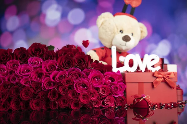Walentynki Miś Prezenty Pudełkach Czerwone Serca Duży Bukiet Naturalnych Róż — Zdjęcie stockowe