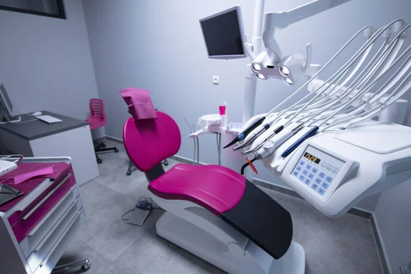 Σύγχρονη Οδοντιατρική Πρακτική Οδοντιατρική Καρέκλα Και Άλλα Εξαρτήματα Που Χρησιμοποιούνται — Φωτογραφία Αρχείου