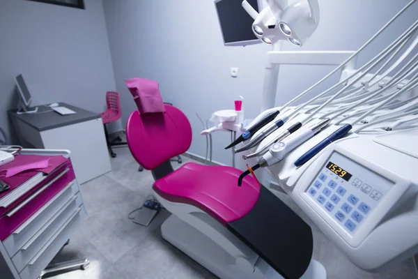 现代牙科诊所牙医用的牙椅及其他附件 — 图库照片