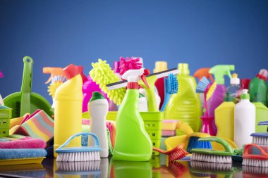 Renkli temizlik ürünleri bileşimi. Temizlik kavramı.