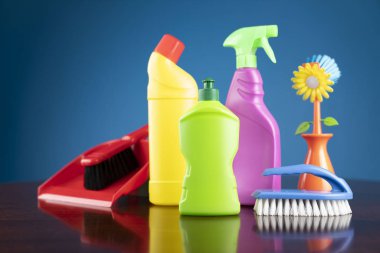 Renkli temizlik ürünleri bileşimi. Temizlik kavramı.