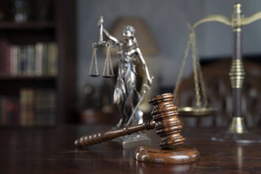 Avukatlık bürosu konsepti. Kanun sembolleri bileşimi.