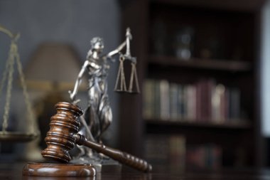 Avukatlık bürosu konsepti. Kanun sembolleri bileşimi.