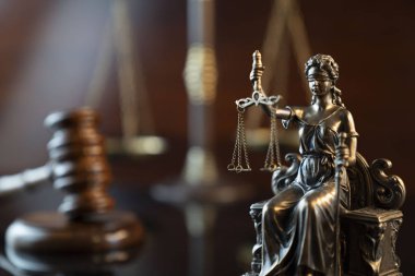 Avukatlık bürosu konsepti. Kanun sembolleri bileşimi.