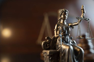 Avukatlık bürosu konsepti. Kanun sembolleri bileşimi.