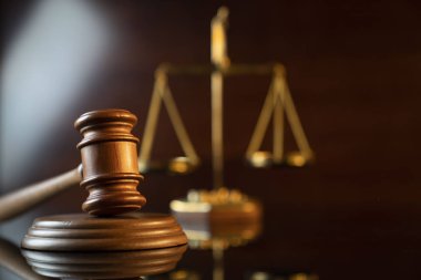 Avukatlık bürosu konsepti. Kanun sembolleri bileşimi.
