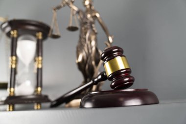 Avukatlık bürosu konsepti. Kanun sembolleri bileşimi.