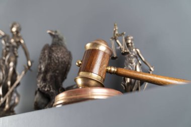 Avukatlık bürosu konsepti. Kanun sembolleri bileşimi.