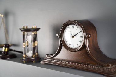 Avukatlık bürosu konsepti. Kanun sembolleri bileşimi.
