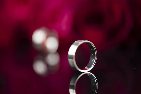 Eljegyzési Gyűrűk Vörös Rózsa Háttér Romantikus Koncepció — Stock Fotó