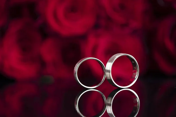 Verlobungsringe Und Rote Rosen Hintergrund Romantisches Konzept — Stockfoto