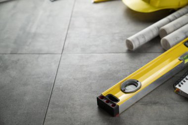 İnşaat ve yenileme konsepti. Müteahhit araçları