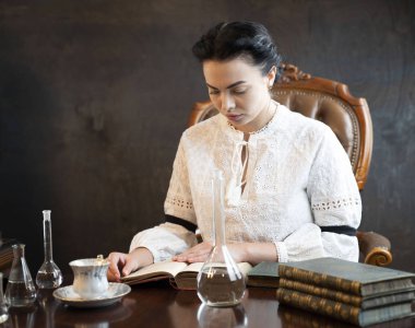 Vintage kimyager deneyi. Bilim araştırma konsepti.