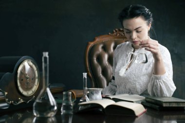 Vintage kimyager deneyi. Bilim araştırma konsepti.