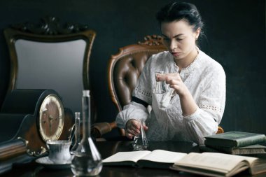 Vintage kimyager deneyi. Bilim araştırma konsepti.