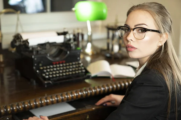 Strato Femminile Donna Affari Che Lavora Ufficio — Foto Stock