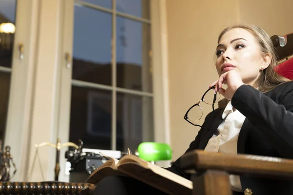 Strato Femminile Donna Affari Che Lavora Ufficio — Foto Stock