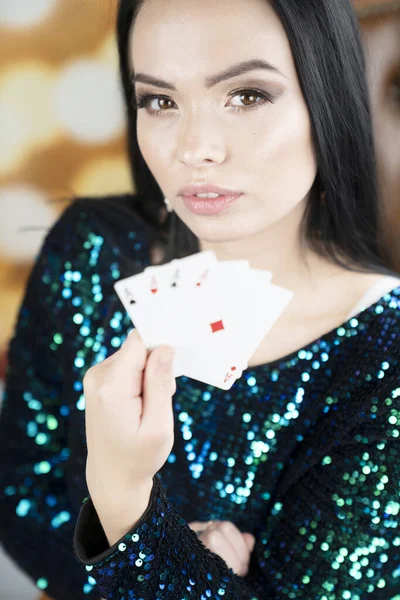 Casino Retrato Una Hermosa Joven Sosteniendo Cadrs Mano Joven Mujer — Foto de Stock