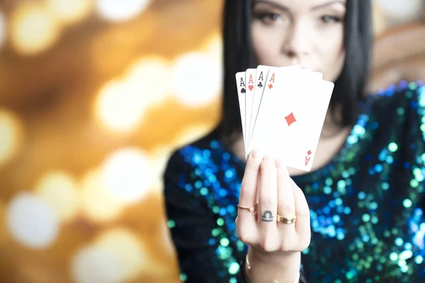 Casino Retrato Una Hermosa Joven Sosteniendo Cadrs Mano Joven Mujer — Foto de Stock