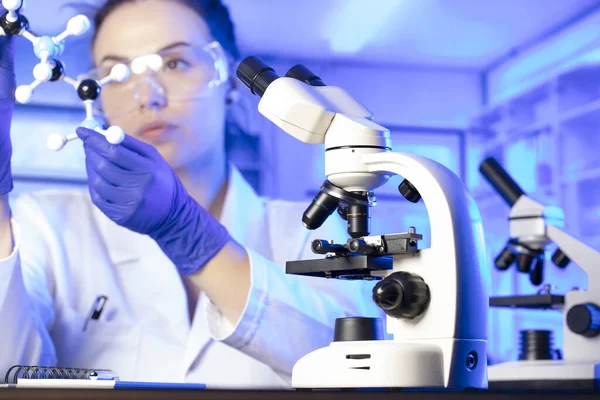 Young Scientist Experiment Using Microscope Modern Laboratory — Stock Photo, Image