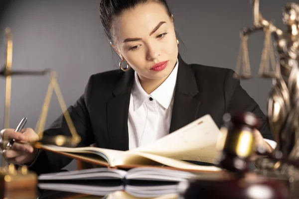 Young Female Lawyer Work Chamber Gavel Scale Themis Statue Brown — Stock Photo, Image