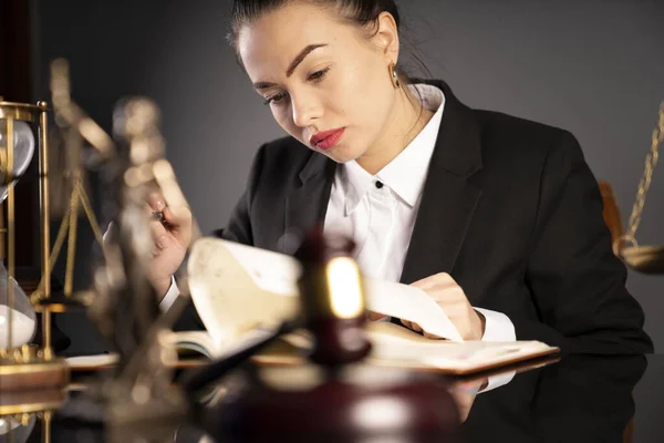 Young Female Lawyer Work Chamber Gavel Scale Themis Statue Brown — Stock Photo, Image