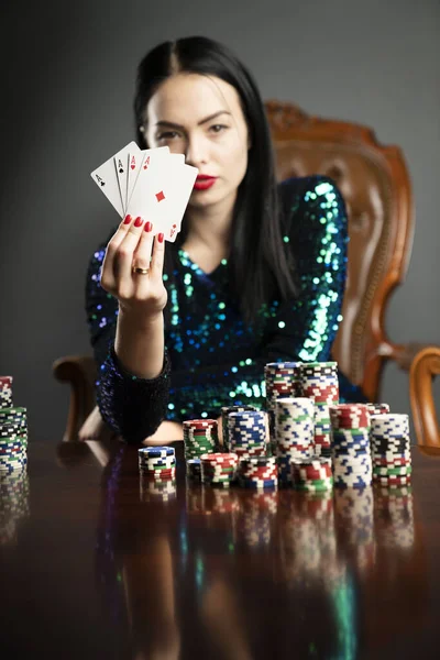 Casino Retrato Una Hermosa Joven Sosteniendo Cadrs Mano Combinación Ganadora — Foto de Stock