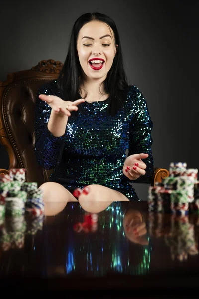 Casino Retrato Una Joven Mujer Bonita Sosteniendo Fichas Mano Jugadora — Foto de Stock