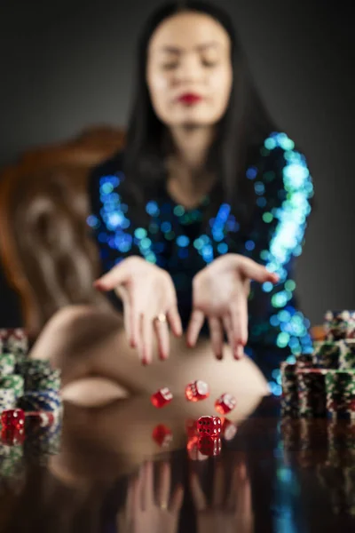 Casino Retrato Una Joven Mujer Bonita Sosteniendo Fichas Mano Jugadora — Foto de Stock