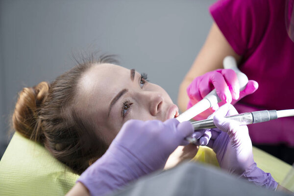 Стоматологическая практика. Дантист осматривает пациентку в стоматологической клинике. Современное медицинское оборудование
.