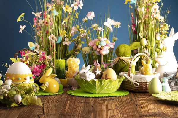 Frohe Ostern Strauß Frühlingsblumen Osterdekoration Und Ostereier Korb Auf Rustikalem — Stockfoto